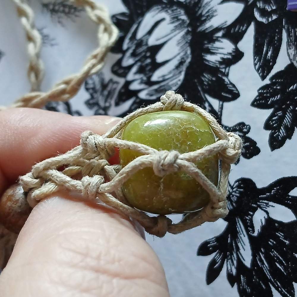 Handcrafted Adjustable Macrame Braided Hanger Basket Green Bead Stone Necklace - Picture 9 of 10